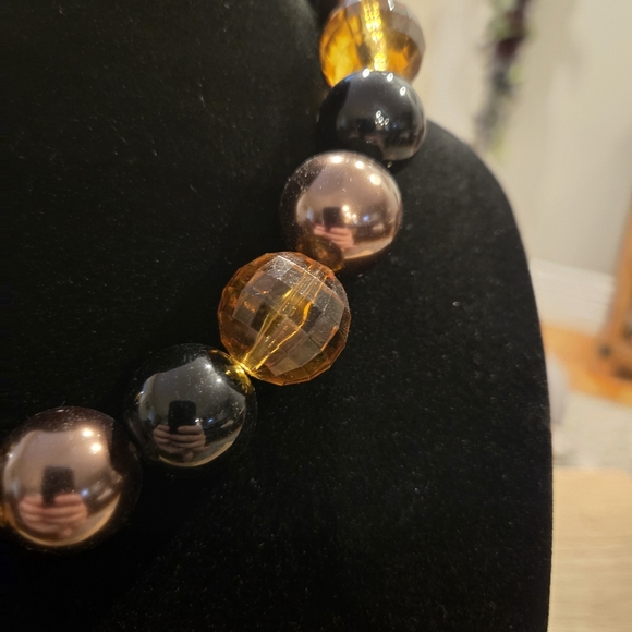 Elegant Black and Gold Beaded Necklace - Picture 2 of 4